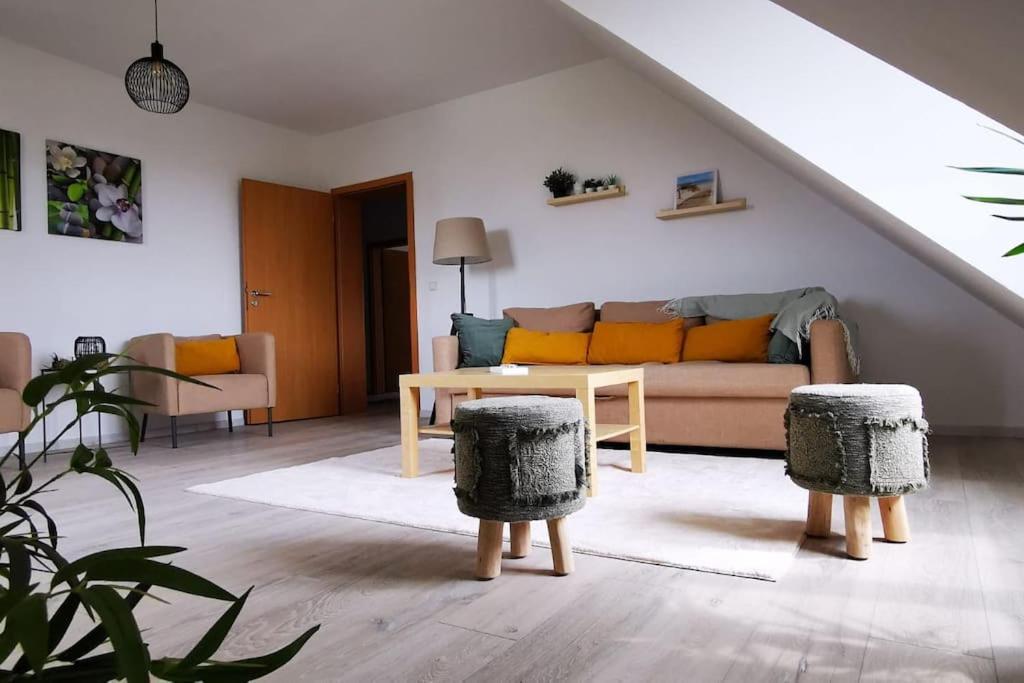 sala de estar con sofá y mesa en Vienna's Nature Corner - charming rooftop family apartment, en Gerasdorf bei Wien