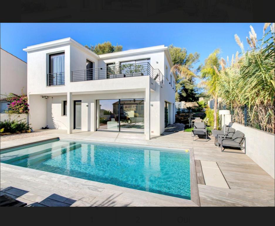 Swimmingpoolen hos eller tæt på VILLA CLARA