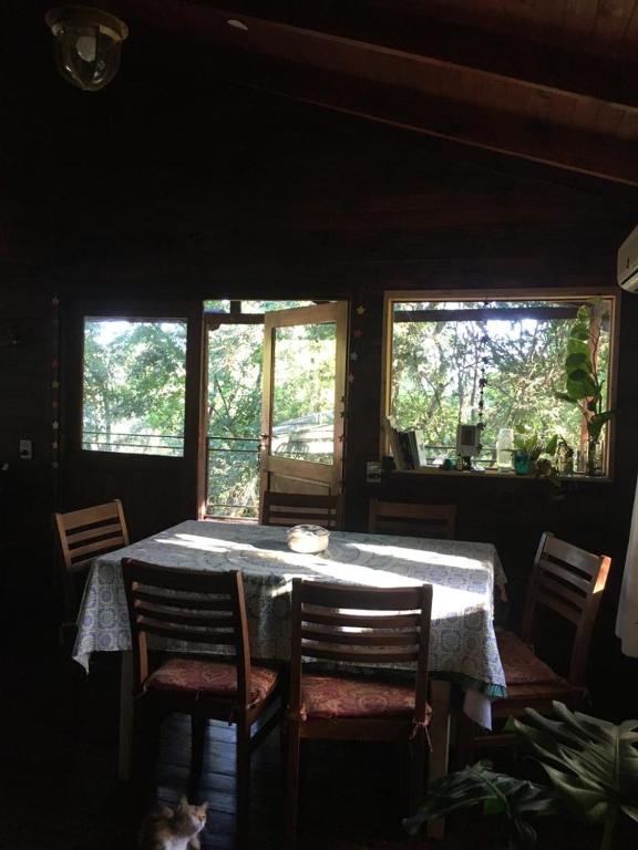 comedor con mesa, sillas y 2 ventanas en xxxx en Puerto Rico