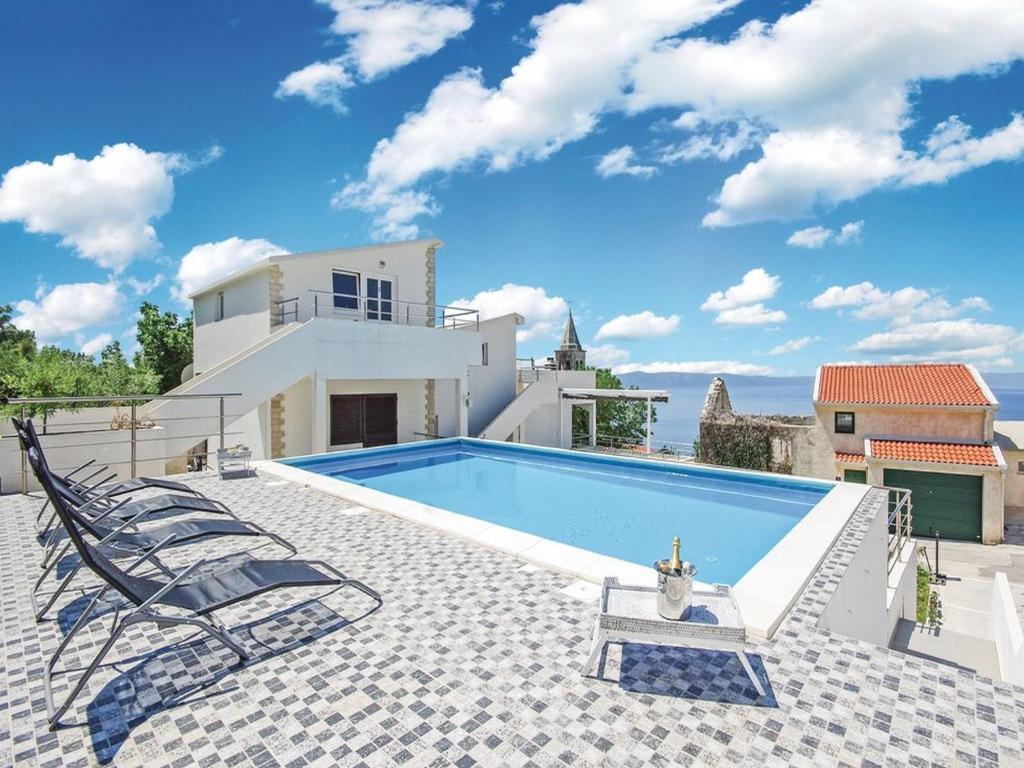 uma piscina em cima de uma casa em Villa Blanka em Podgora