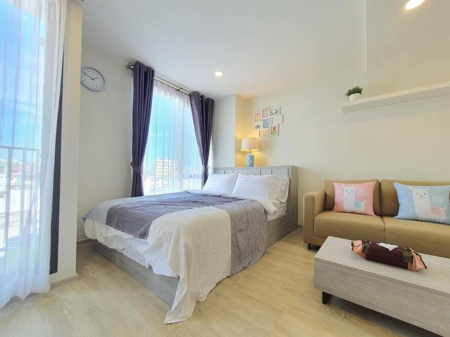 Postel nebo postele na pokoji v ubytování Chinatown Residence Yaowaraj Bangkok Watmungkorn MRT Station