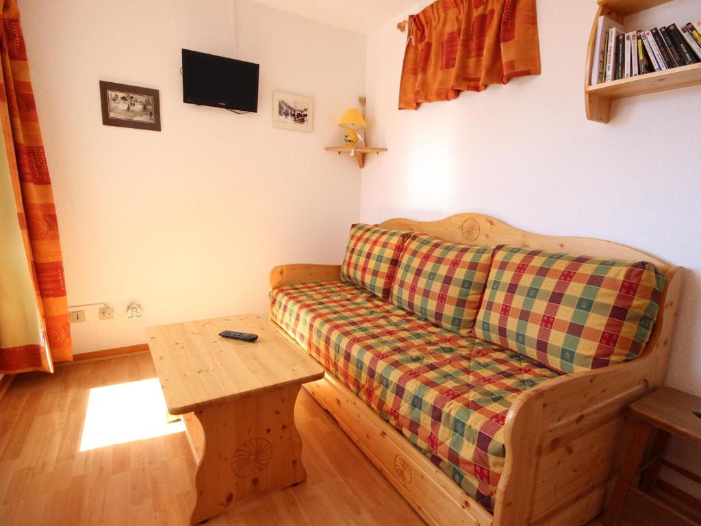 a living room with a couch and a table at Appartement Peisey-Vallandry, 2 pièces, 4 personnes - FR-1-411-78 in Landry