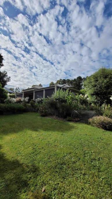 uma casa num quintal com um campo de relva em Quiet family retreat getaway - Wildlife Park, Sovereign Hill, Kryall Castle and city at your door - modern apartment, 8 guests em Ballarat