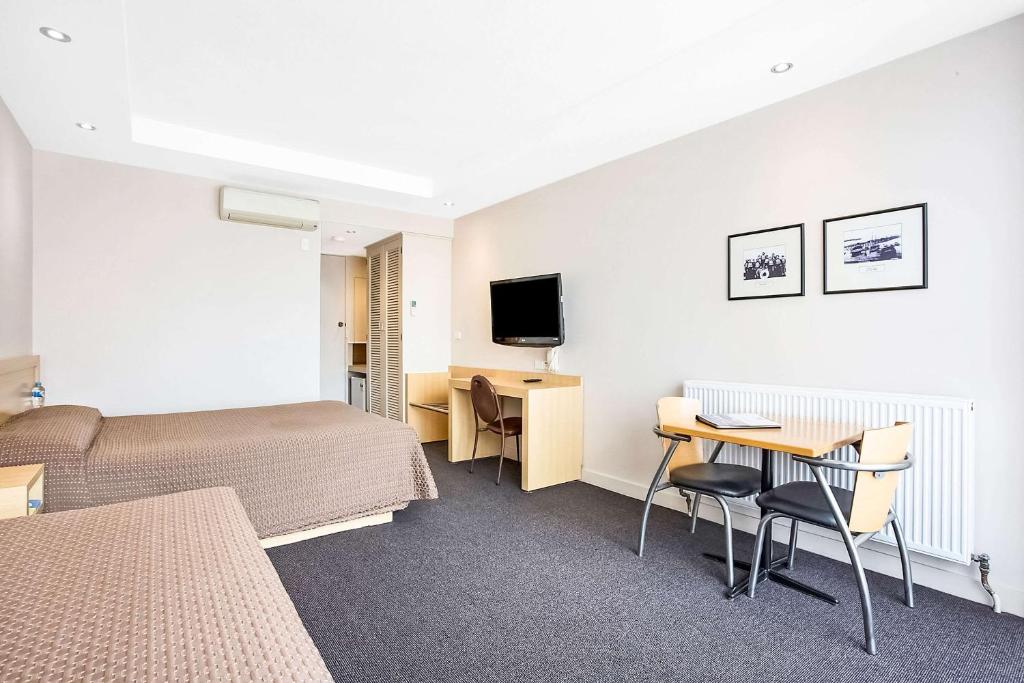 TV a/nebo společenská místnost v ubytování Richmond Henty Hotel