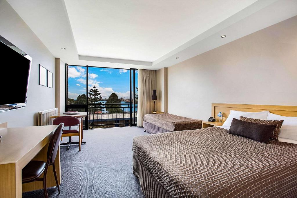 Postel nebo postele na pokoji v ubytování Richmond Henty Hotel