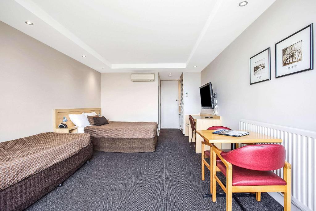 TV a/nebo společenská místnost v ubytování Richmond Henty Hotel