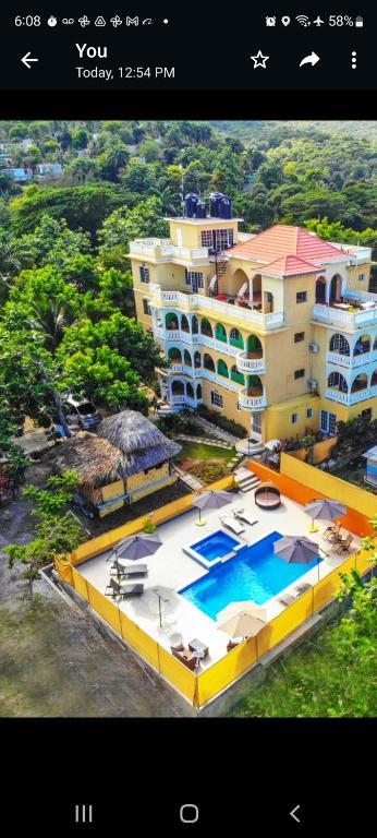 Bazén v ubytování Takuma Boutque Hotel Hotel Rooms & Suites nebo v jeho okolí