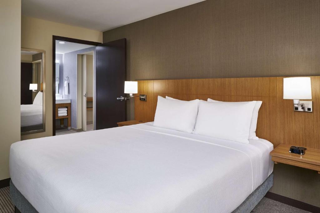 Postel nebo postele na pokoji v ubytování Hyatt Place Wilmington Riverfront