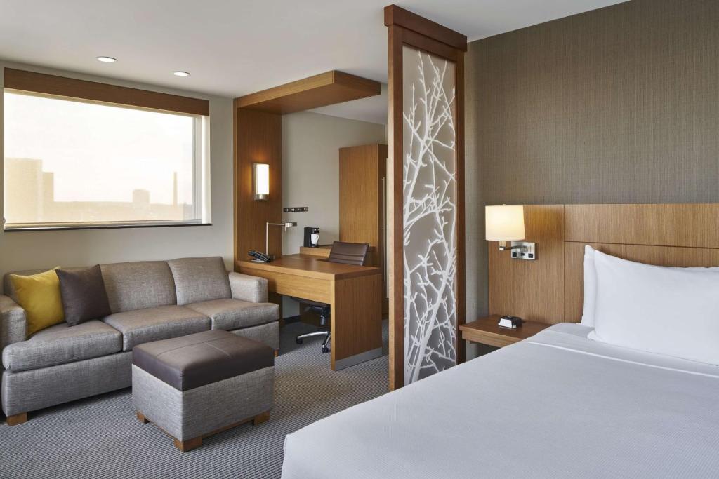 Postel nebo postele na pokoji v ubytování Hyatt Place Wilmington Riverfront