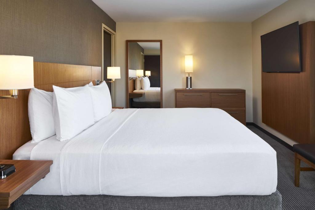 Postel nebo postele na pokoji v ubytování Hyatt Place Wilmington Riverfront