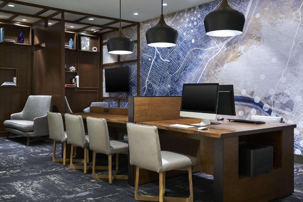 TV a/nebo společenská místnost v ubytování Hyatt Place Wilmington Riverfront