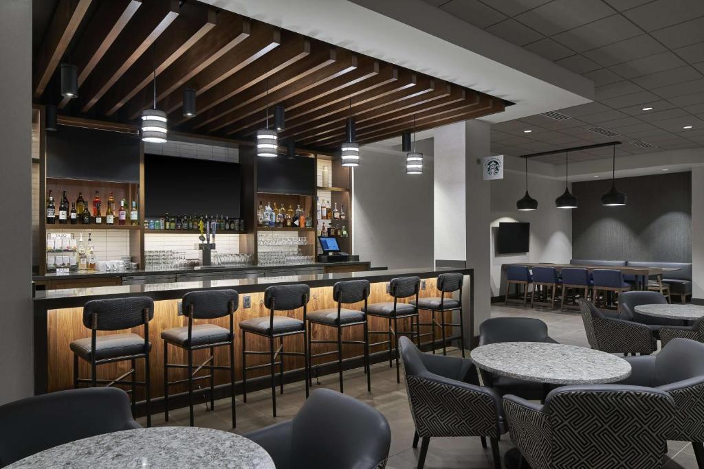 Lounge nebo bar v ubytování Hyatt Place Wilmington Riverfront