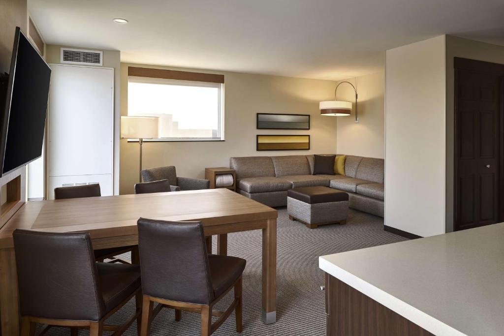 TV a/nebo společenská místnost v ubytování Hyatt Place Wilmington Riverfront