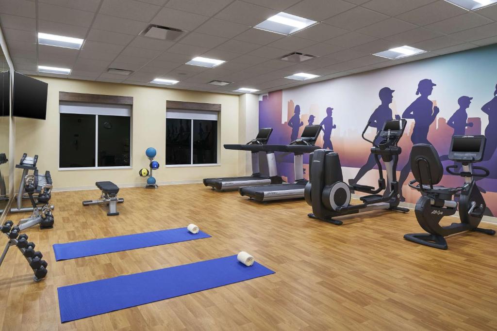Fitness centrum a/nebo fitness zařízení v ubytování Hyatt Place Wilmington Riverfront