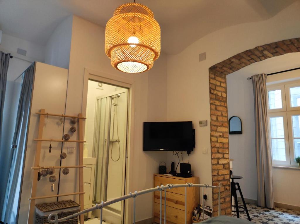 Televízia a/alebo spoločenská miestnosť v ubytovaní Studio apartment Frano