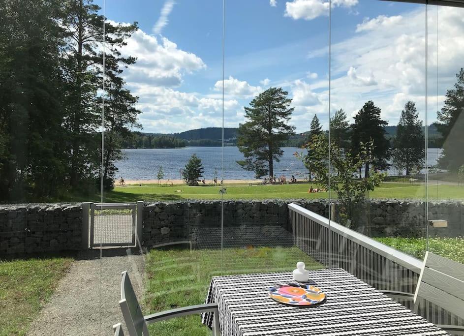 uma mesa com um prato em cima num pátio em Kaksio järvinäkymällä - Two room flat by the lake em Jyväskylä