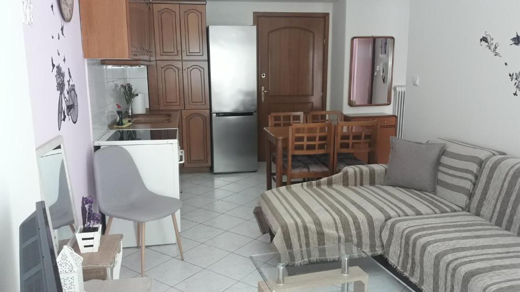 salon z kanapą i kuchnią w obiekcie Dimos w Salonikach