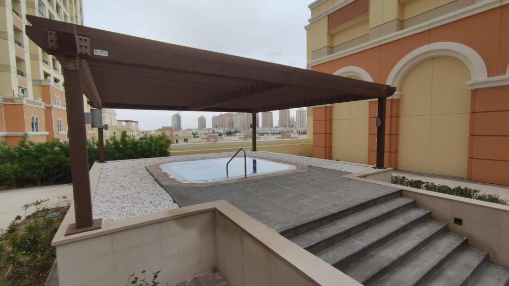 Bazén v ubytování Luxury Apartment by the Sea with Amazing Amenities at Pearl Qatar nebo v jeho okolí