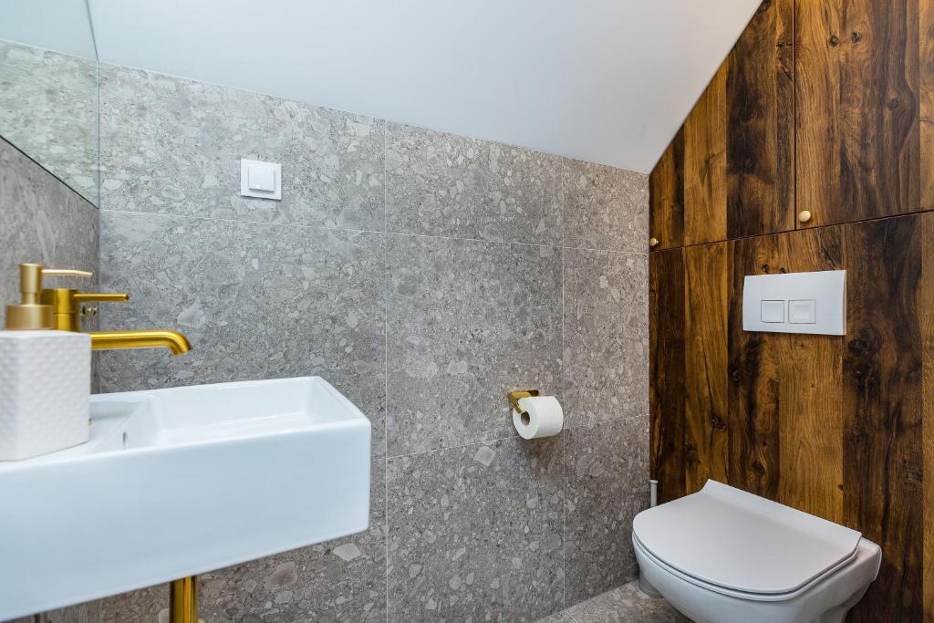 Koupelna v ubytování Bukowina Tatrzańska -Czarna Góra- Black Apart- widok na Tatry, jacuzzi, bilard, game room