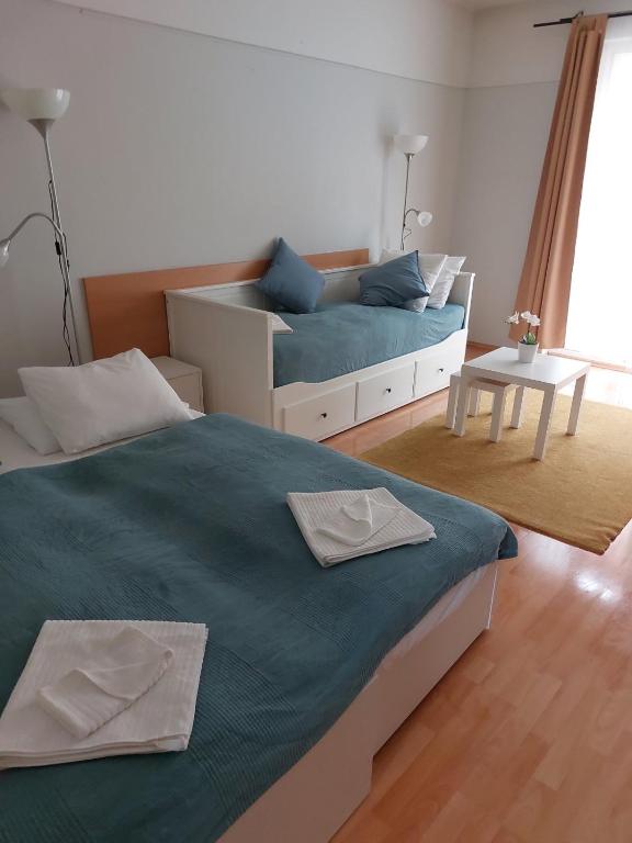 A bed or beds in a room at HI Downtown Apartment A12