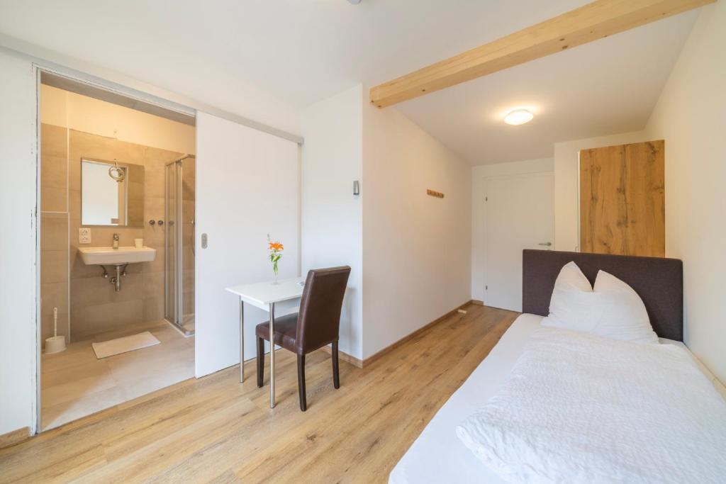 Postel nebo postele na pokoji v ubytování Wellness Landhaus Parth