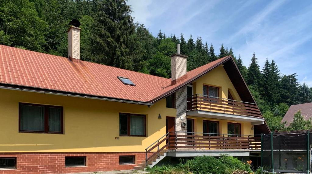 een geel huis met een rood dak bij Bystravilla in Bystrá