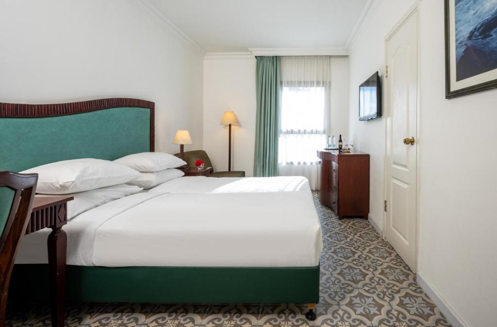 Una cama o camas en una habitación de Jerusalem Gold Hotel