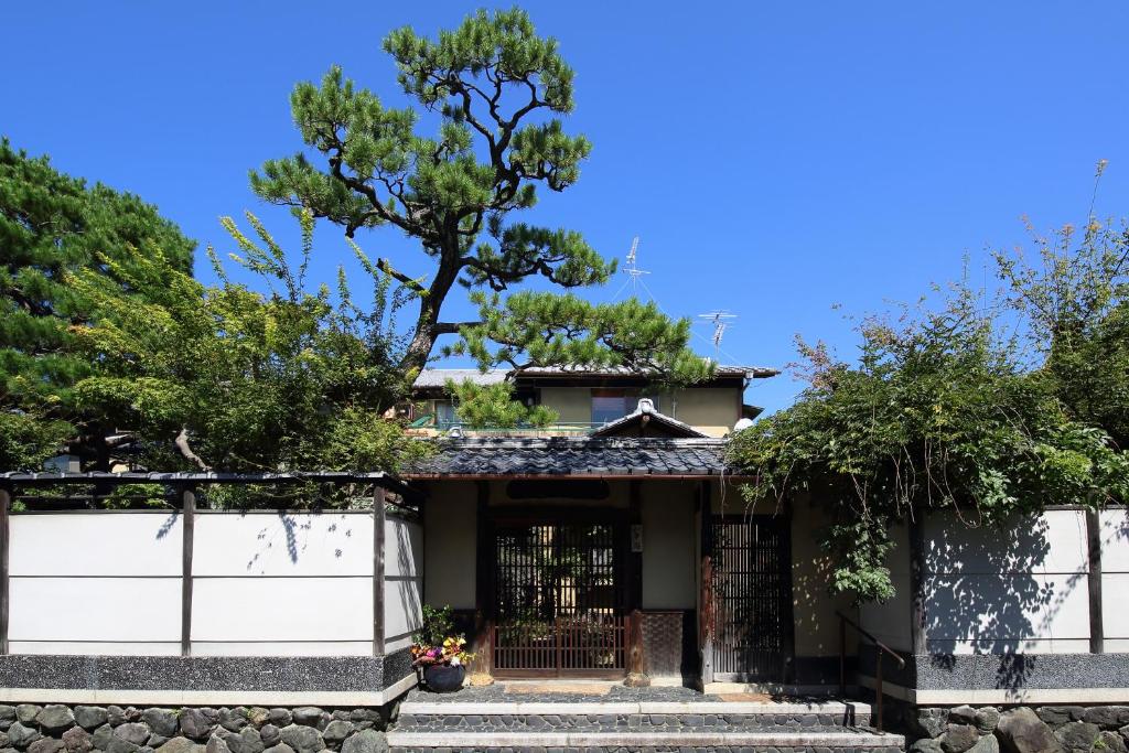 een huis met een boom erop bij Kyoto Wakouan Retro Stay in Kinugasa
