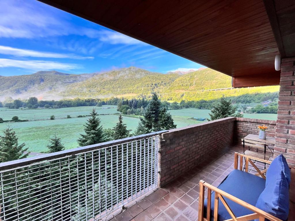 uma varanda com cadeiras e vista para as montanhas em Fantástico apartamento con vistas en Esterri em Esterri d'Àneu