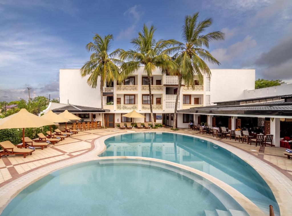 una gran piscina frente a un hotel en PrideInn Hotel Diani en Diani Beach