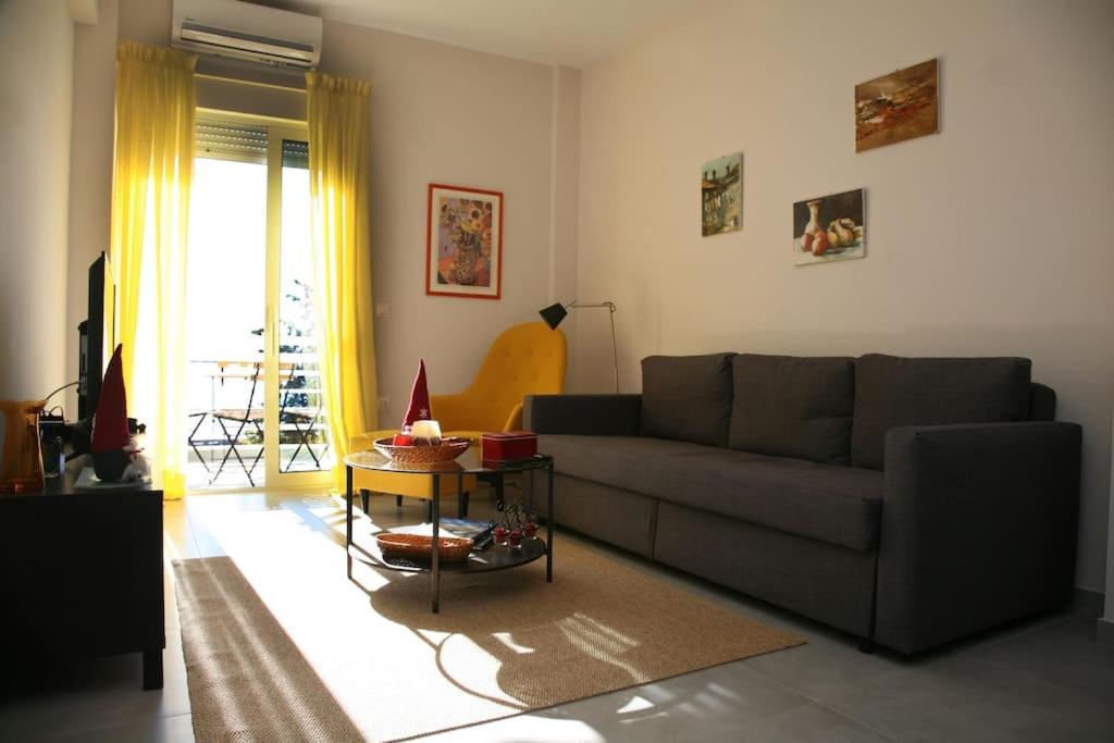 ein Wohnzimmer mit einem Sofa und einem Tisch in der Unterkunft Lovely sea front apartment in Itea