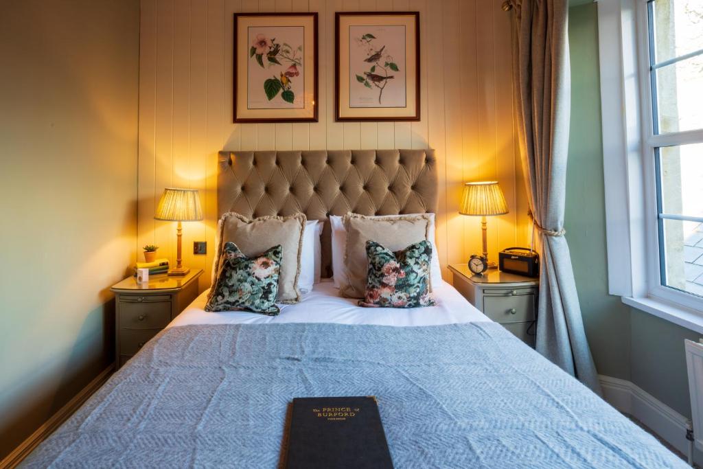 Uma cama ou camas num quarto em Prince of Burford