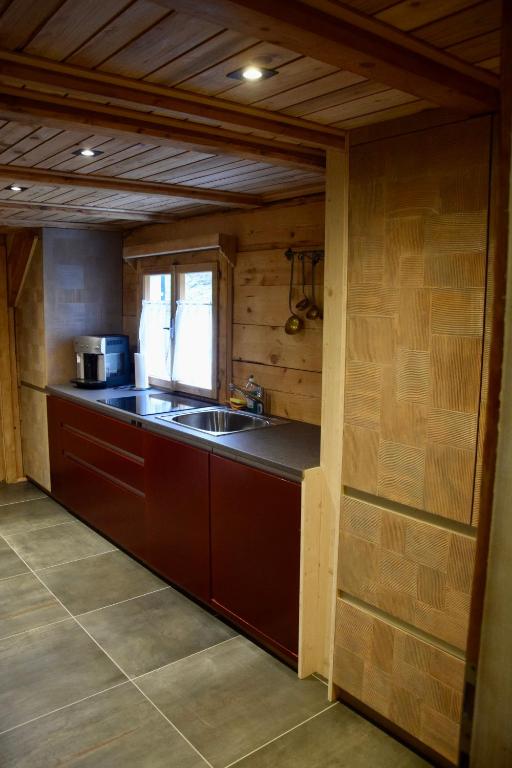una cucina con lavandino e piano di lavoro di Alpenchalet Piz Hüsli a Tschagguns