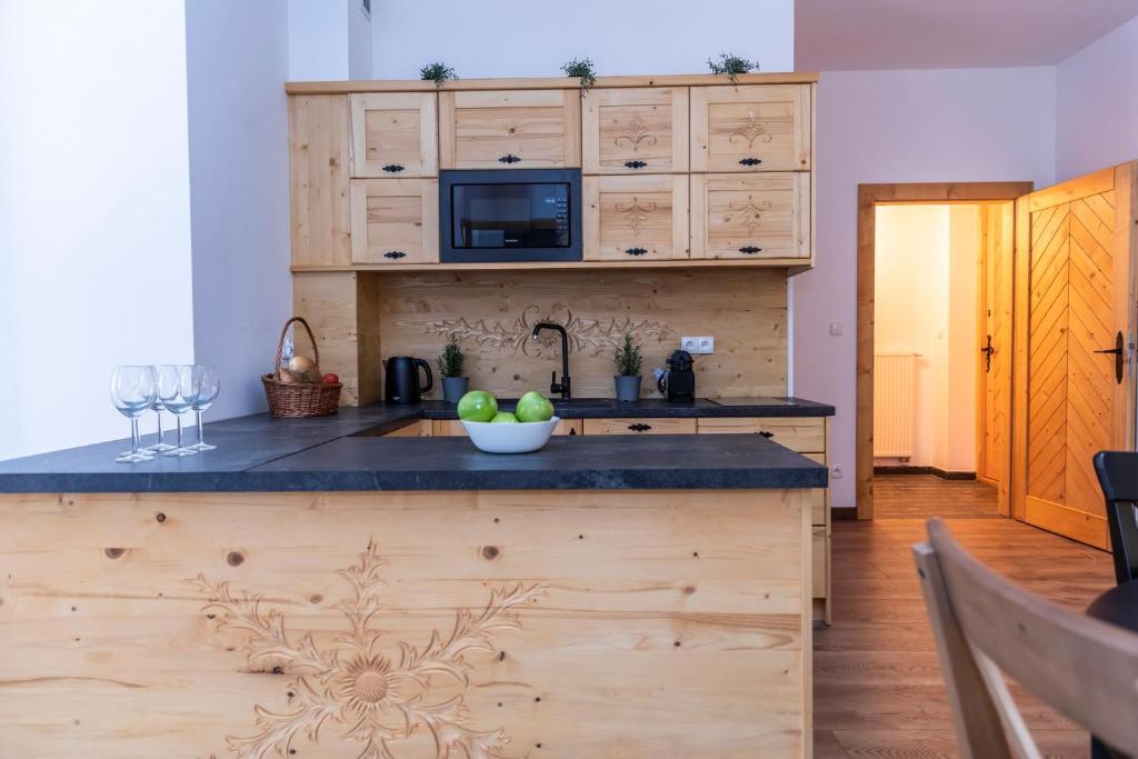 Kuchyňa alebo kuchynka v ubytovaní udanypobyt Apartamenty Krzeptówki Potok