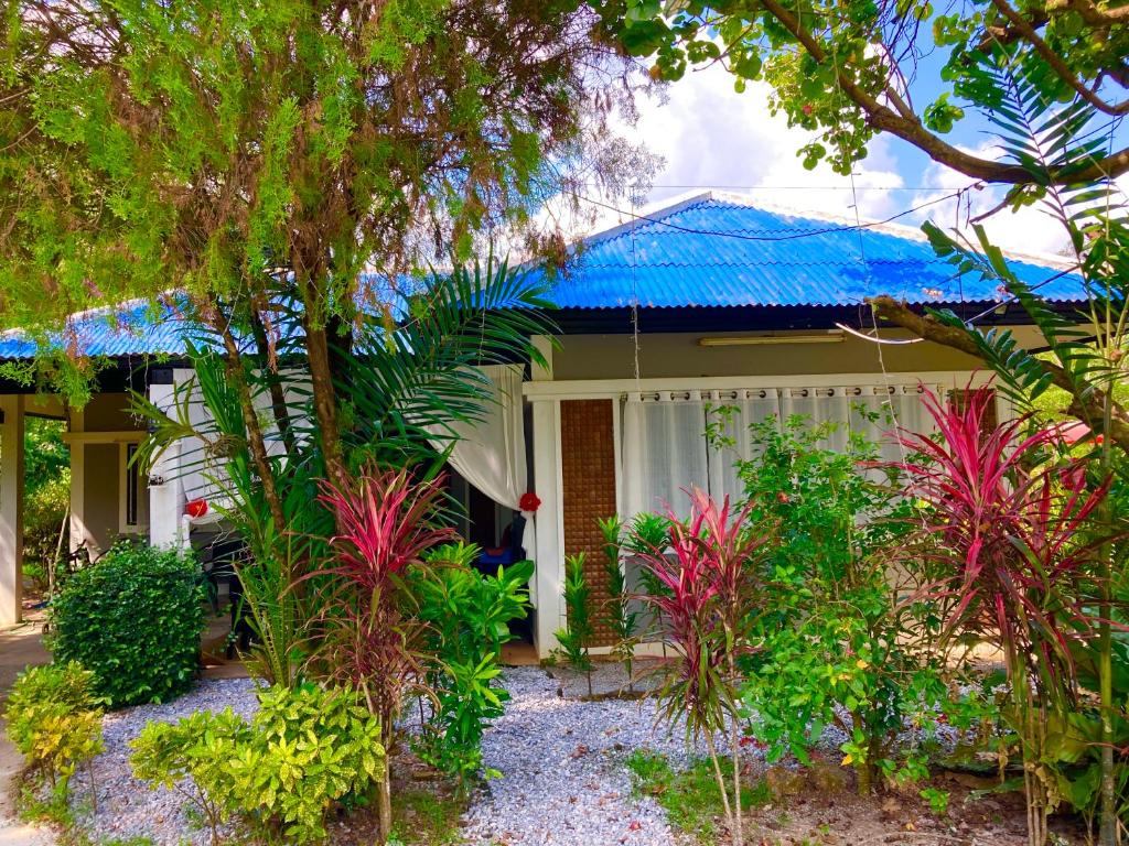 Κήπος έξω από το The Family Ozone Pool Houseบ้านพักตากอากาศส่วนตัวกว้างๆแฟมิลี่โอโซนพลูเฮ้าส์3ห้องนอนหลักและ1ห้องเสริมเตียง2ชั้น3ห้องนำ้1ห้องครัวรองรับ8-12ท่านเสริมได้5เป็น17ท่าน By The Mountain Ozoneบ้านโอโซนขุนเขาแก่งกระจาน