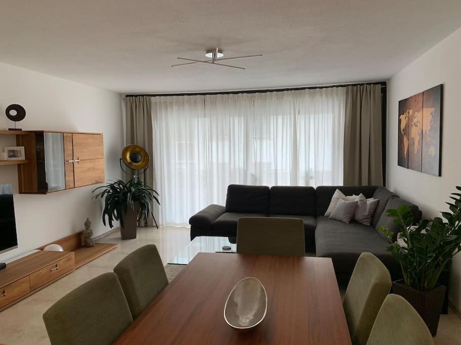 uma sala de estar com um sofá e uma mesa em Moderne Ferienwohnung in bester Lage! em Bad Herrenalb