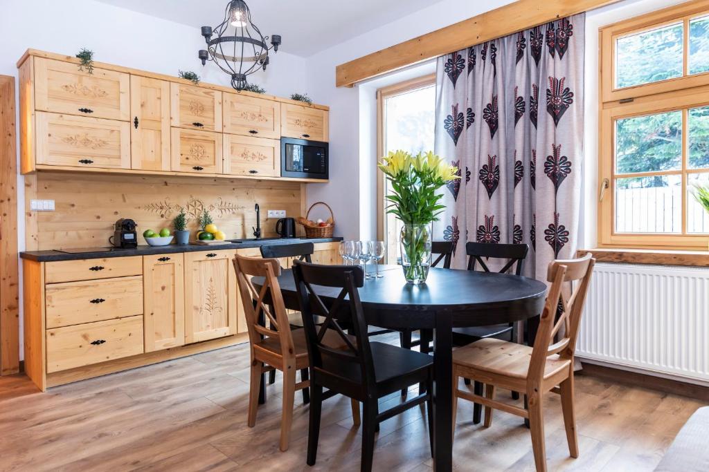 Kuchyňa alebo kuchynka v ubytovaní udanypobyt Apartamenty Krzeptówki Potok