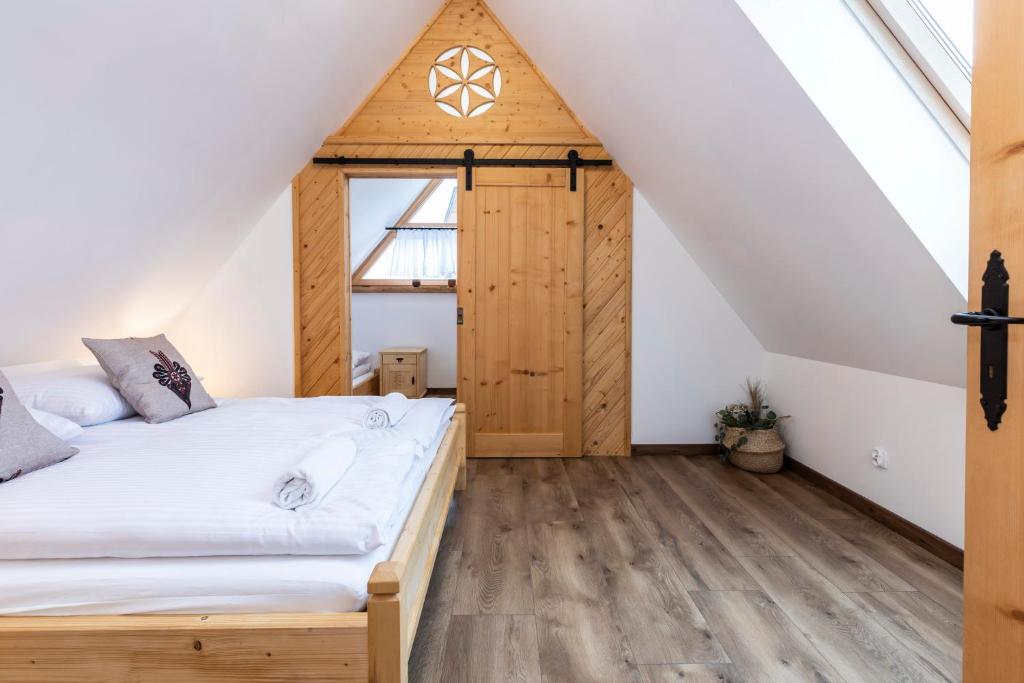 Posteľ alebo postele v izbe v ubytovaní udanypobyt Apartamenty Krzeptówki Potok