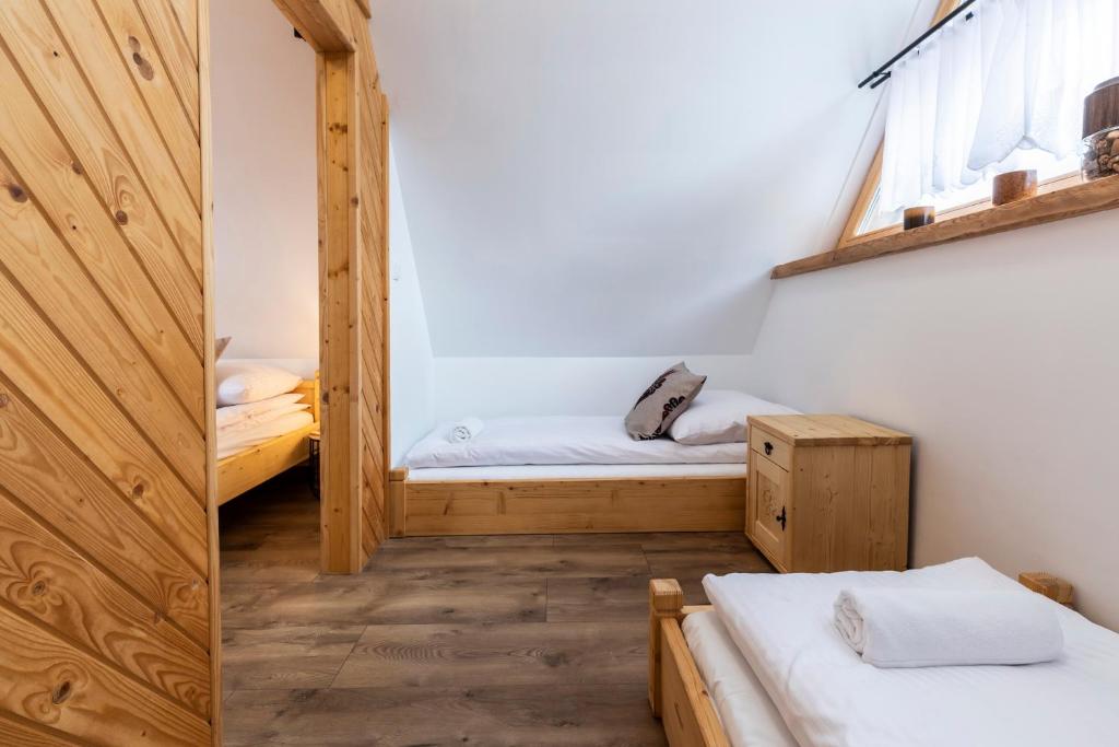Posteľ alebo postele v izbe v ubytovaní udanypobyt Apartamenty Krzeptówki Potok