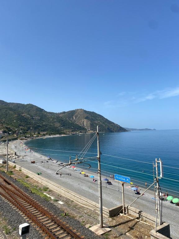 uma vista para uma praia com uma estrada e o oceano em Casa Il Tulipano em Gioiosa Marea