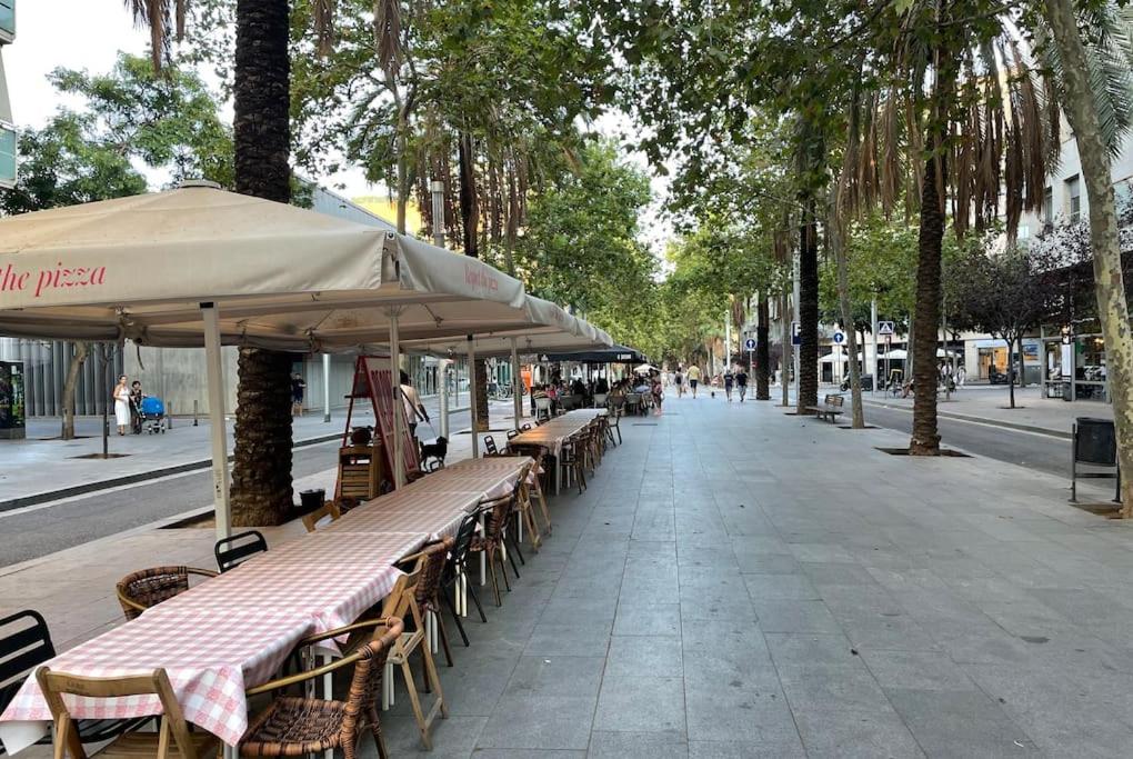 Restaurace v ubytování NEW! Amazing 2 bedroom apartment in Rambla del Poblenou