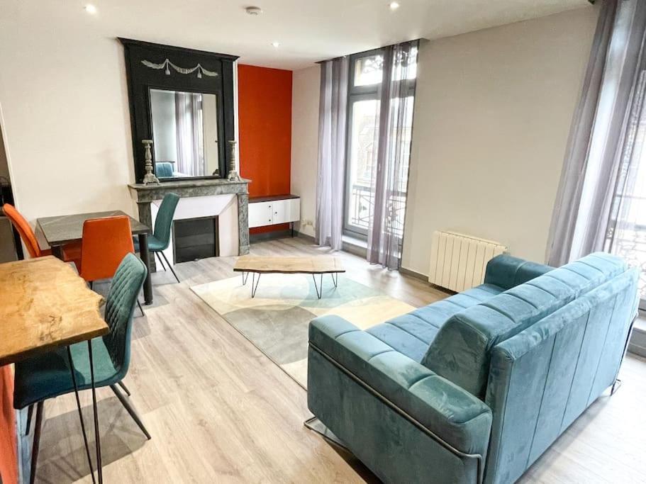 a living room with a blue couch and chairs at Joli appartement hyper-centre in Alençon