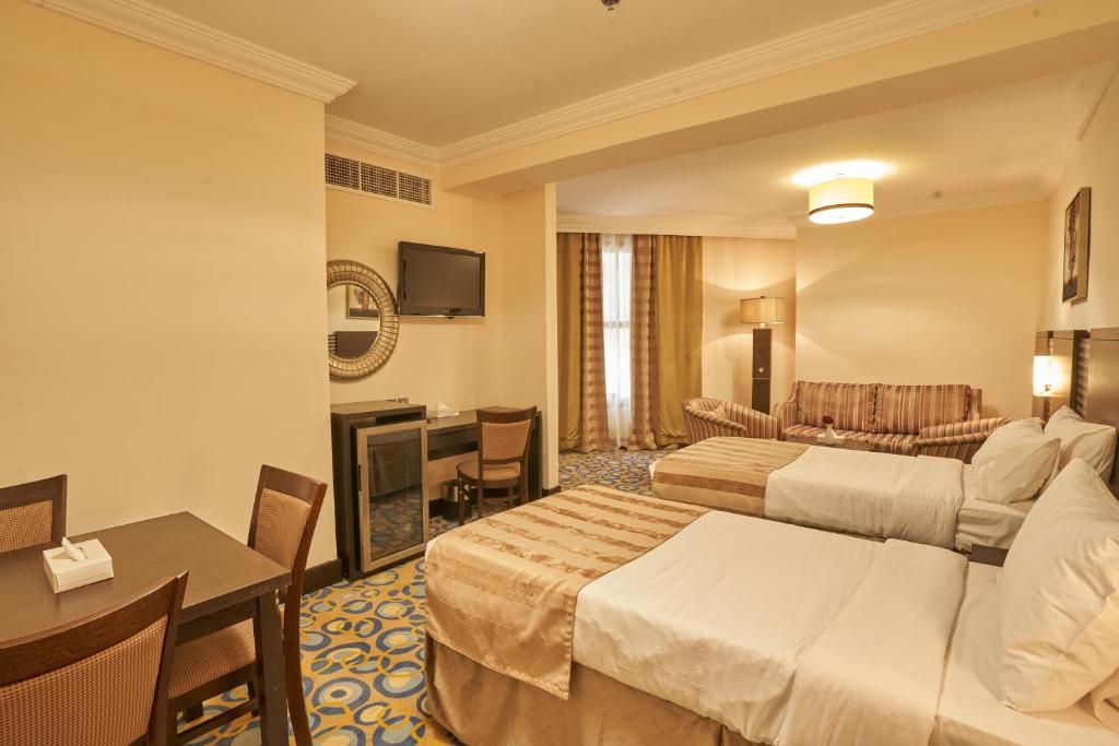 TV a/nebo společenská místnost v ubytování Al Hidayah Towers Hotel