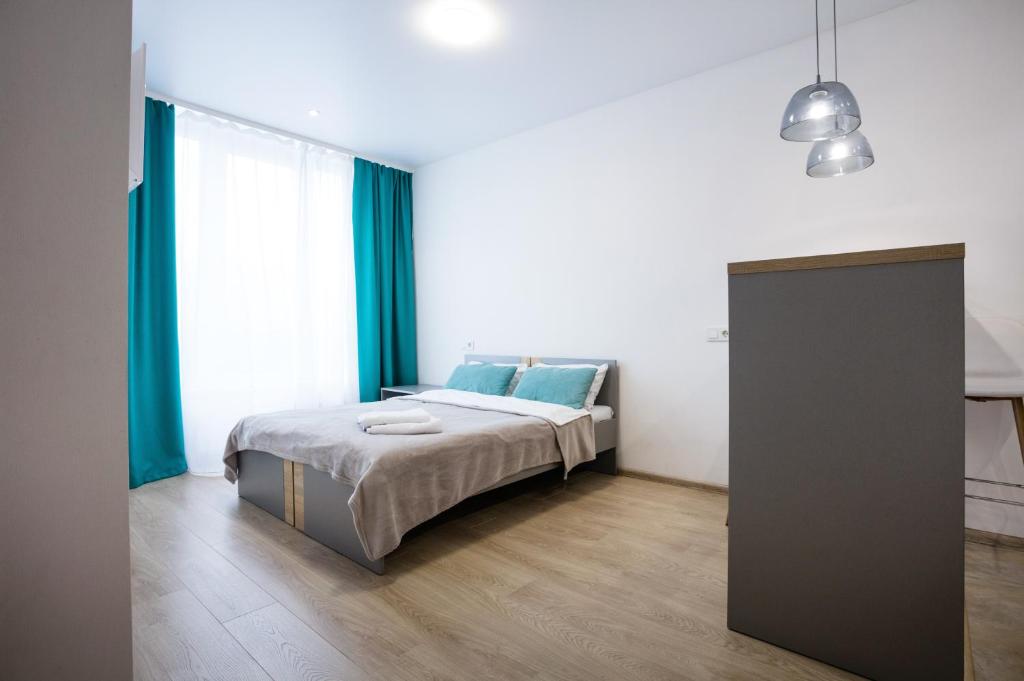 ein Schlafzimmer mit einem Bett und einem großen Fenster in der Unterkunft Nyvky like Home in Kiew