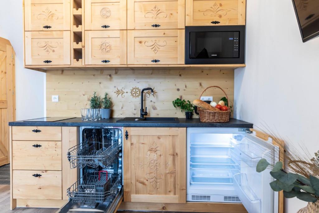 Kuchyňa alebo kuchynka v ubytovaní udanypobyt Apartamenty Krzeptówki Potok