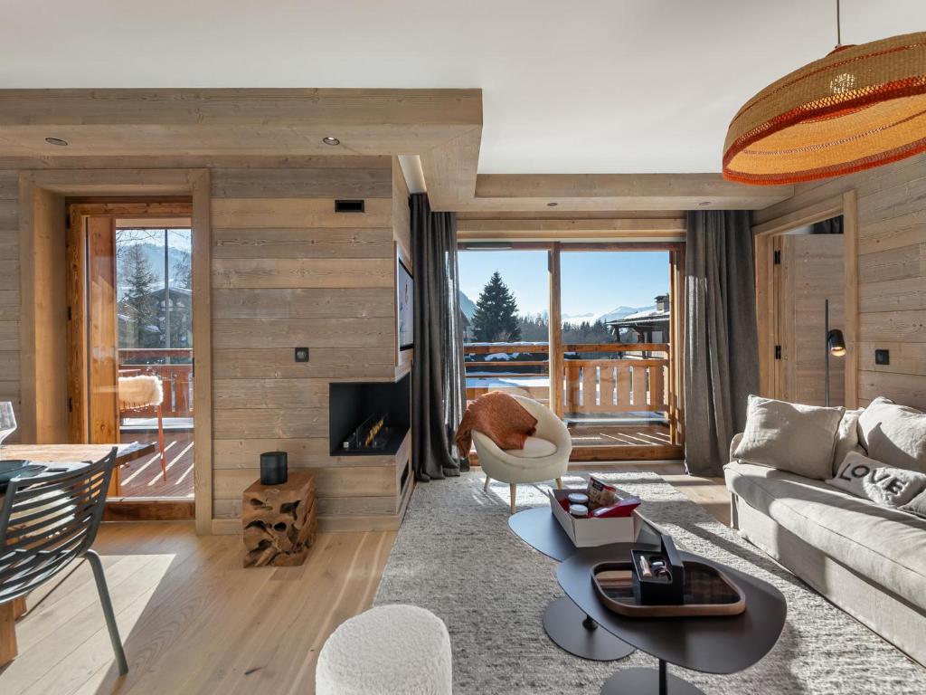 un salon avec un canapé et une table dans l'établissement Appartement neuf avec sauna, hammam et salle de sport - FR-1-569-41, à Megève