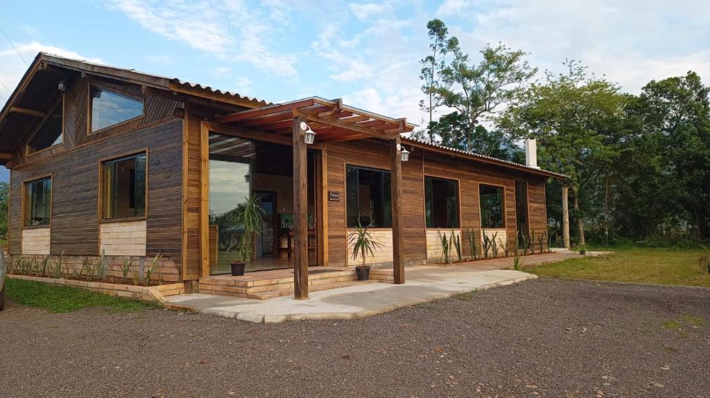 大普拉亞的住宿－Chalés Alvorada，前方设有大窗户的木屋