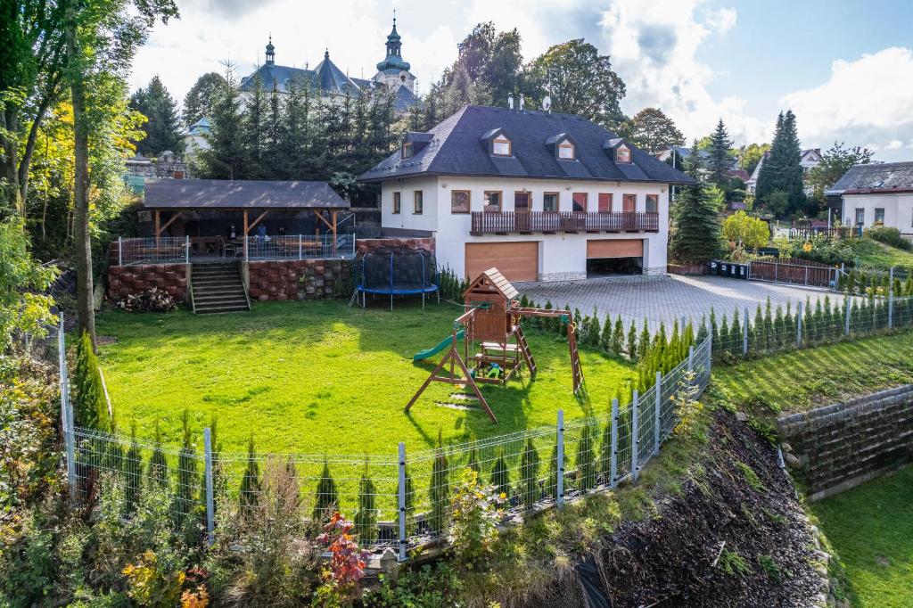 z góry widok na dom z zielonym dziedzińcem w obiekcie Holiday Home Smržovka w mieście Smržovka