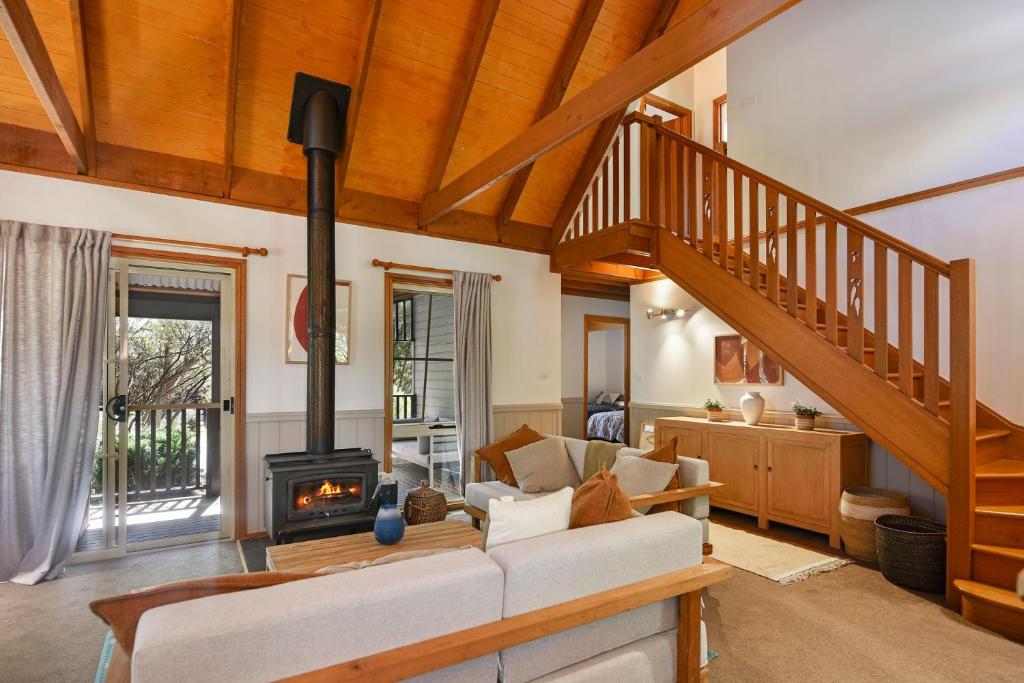 The Lodge Blackheath في بلاكيث: غرفة معيشة مع درج ومدفأة