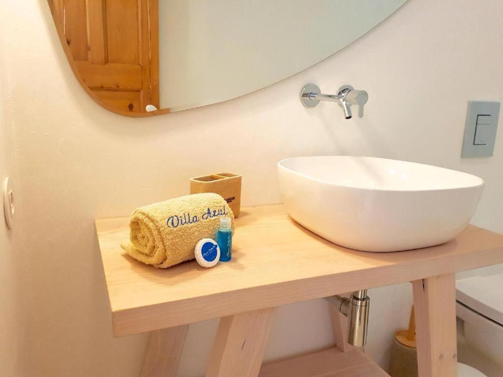 baño con lavabo y encimera con toalla en Superb Vilamoura Villa 5 Bedrooms Villa Azul Walking Distance To Marina, en Quarteira